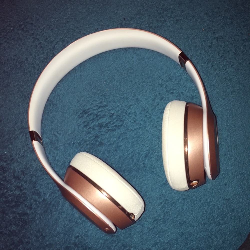 Wireless rose gold Beats solo 3